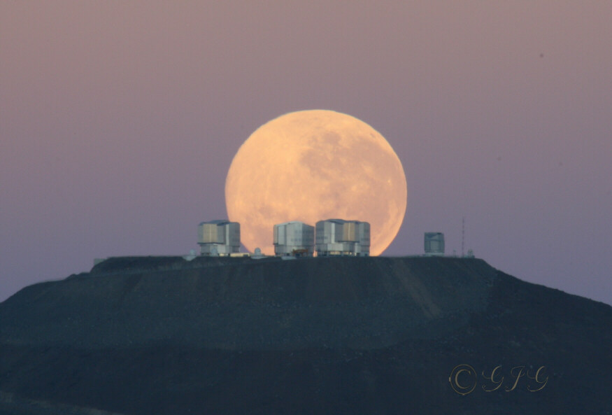 Paranal Moonset