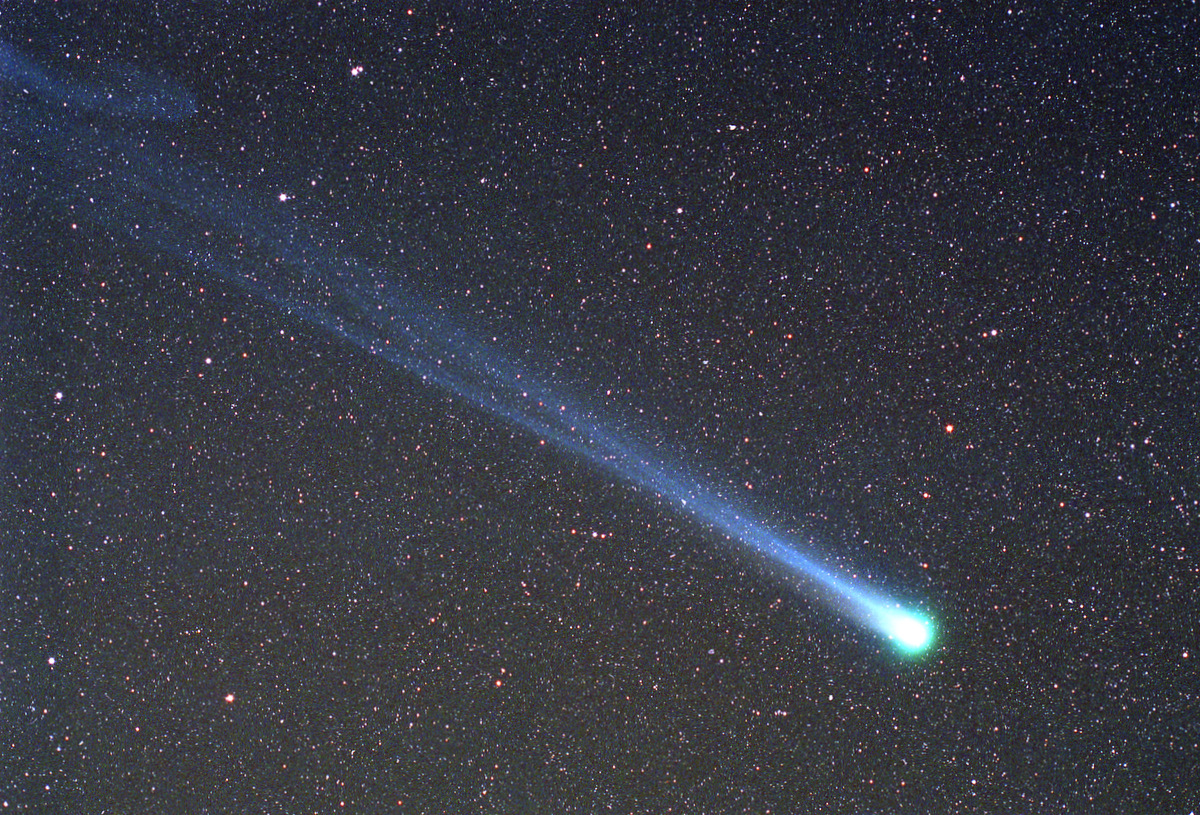Comet Hyakutake Passes the Earth