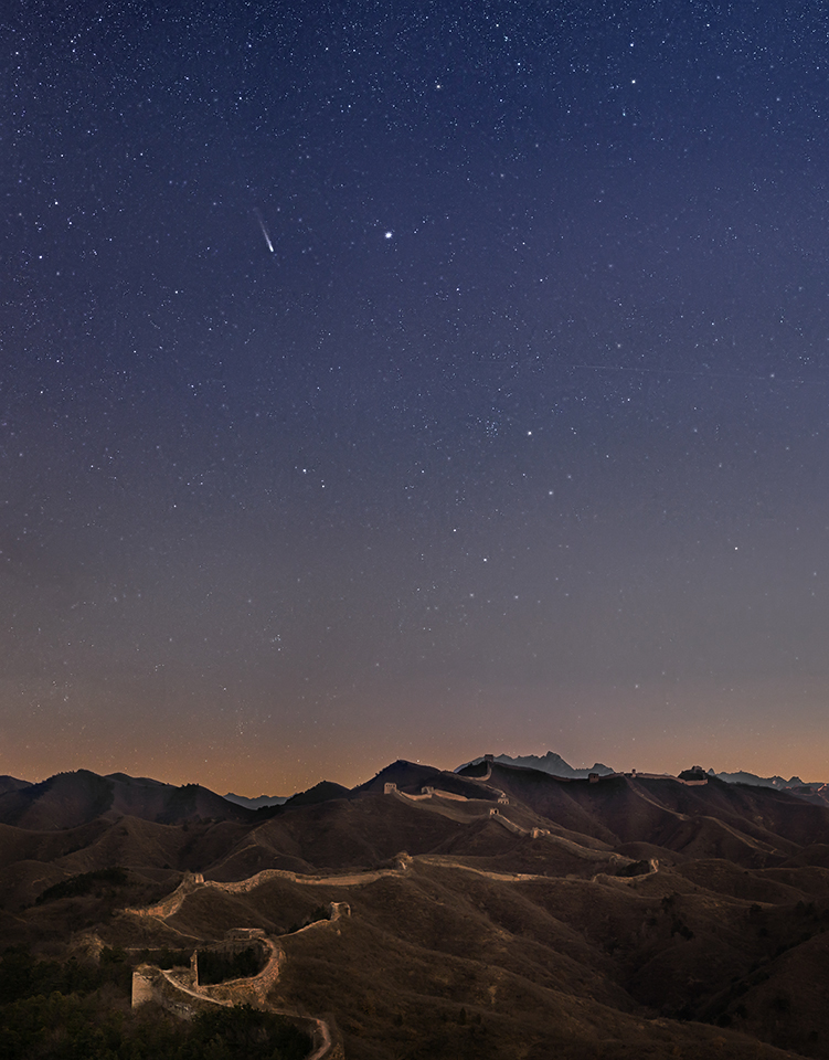 Comet Lovejoy over the Great Wall