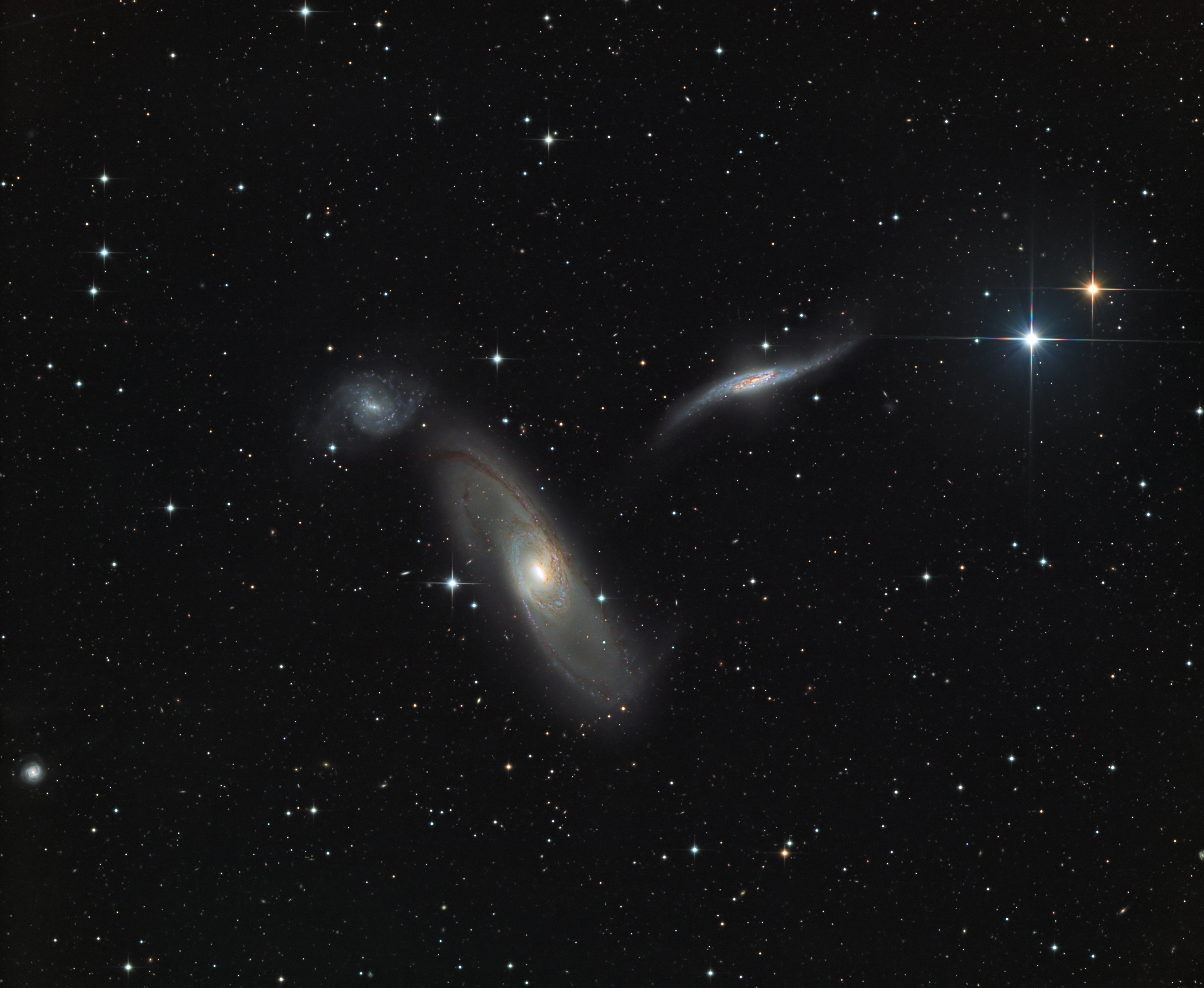 Arp 286: Trio in Virgo