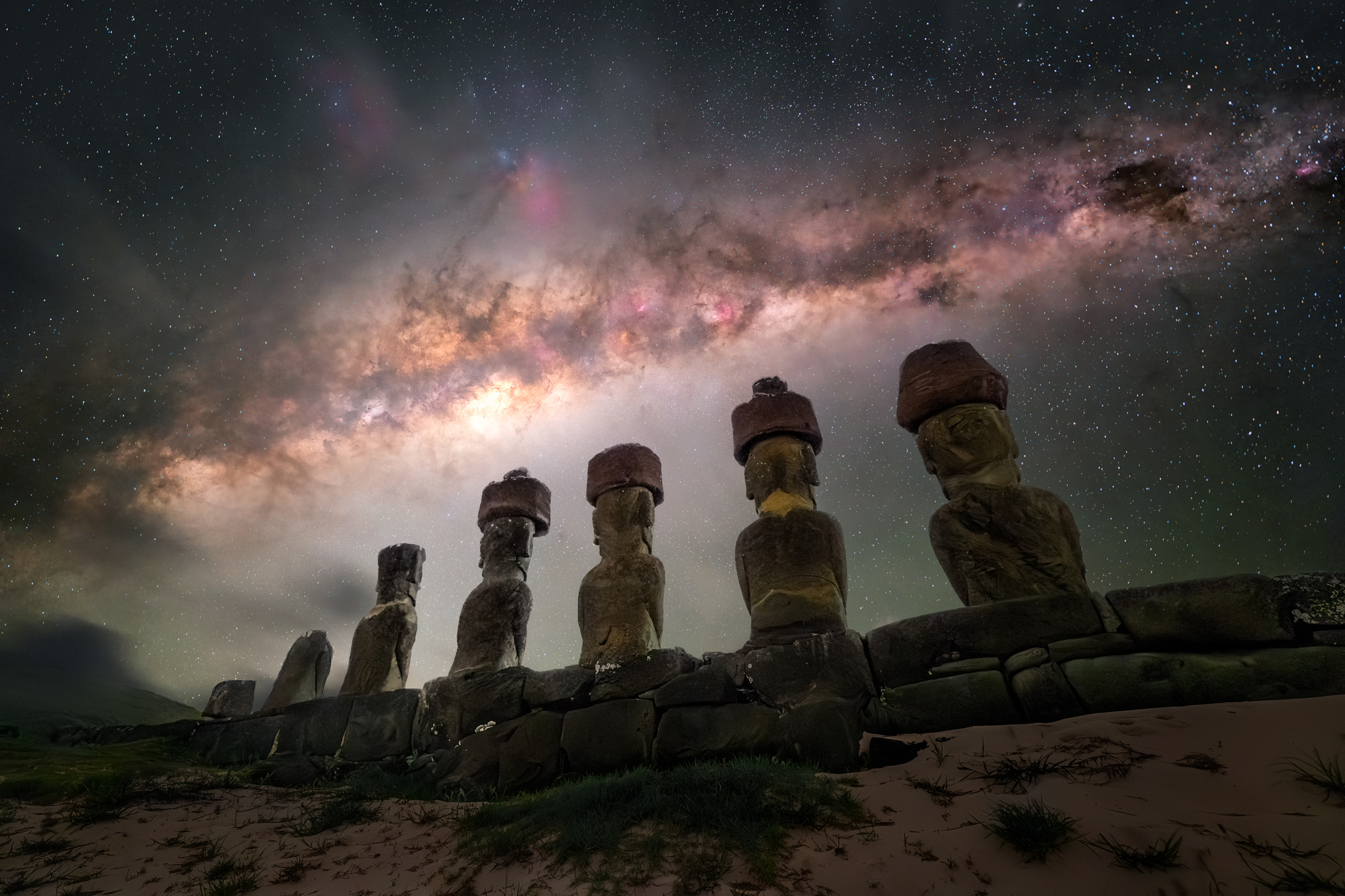 The Guardians of Rapa Nui beneath the Milky Way