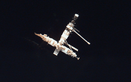 Atlantis Approaches Mir